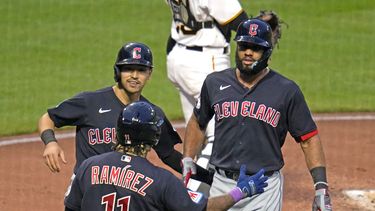 El dominicano de los Guardianes de Cleveland Amed Rosario celebra con Steven Kwan y José Ramírez tras batear un jonrón de dos carreras en la cuarta entrada ante los Piratas de Pittsburgh el lunes 17 de julio del 2023. (AP Foto/Gene J. Puskar)