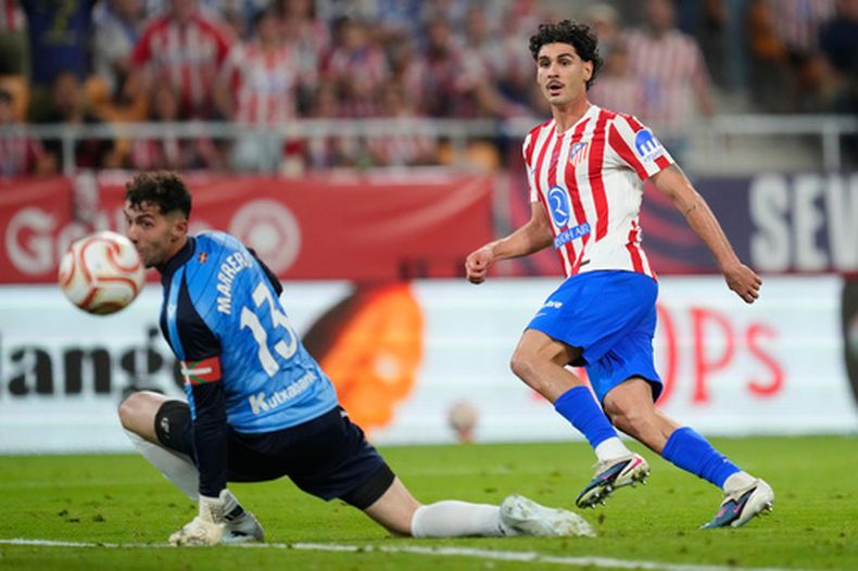 Johnny Cardoso del Atlético de Madrid dispara el balón frente al portero de la Real Sociedad Unai Marrero en la final de la Copa del Rey el sábado 18 de abril del 2026. (AP Foto/Jose Breton)