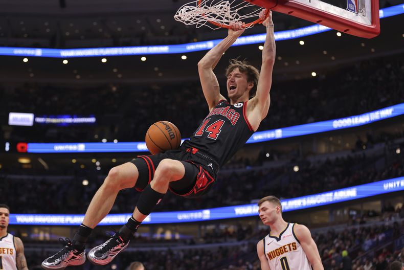 Matas Buzelis (14) de los Bulls de Chicago tras anotar ante los Nuggets de Denver, el lunes 27 de enero de 2025, en Chicago. (AP Foto/Melissa Tamez)
