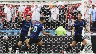 Francesco Pio Esposito (derecha) celebra tras anotar el primer gol del Inter de Milán en la victoria 2-0 ante River Plate en el Mundial de Clubes, el miércoles 25 de junio de 2025, en Seattle. (AP Photo/Ryan Sun)