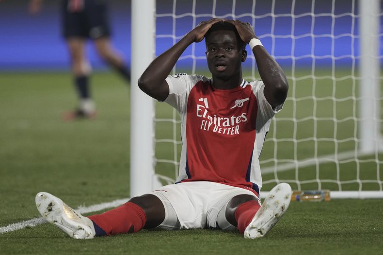 Bukayo Saka, del Arsenal, se lamenta durante el partido de vuelta de las semifinales de la Liga de Campeones ante el París Saint-Germain, el miércoles 7 de mayo de 2025 (AP Foto/Aurelien Morissard)