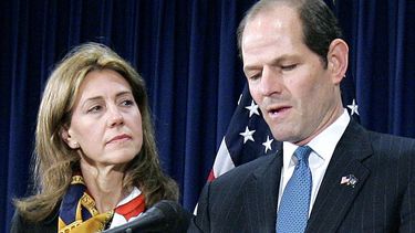 americateve | El gobernador de Nueva York Eliot Spitzer anuncia su renuncia tras un esc&aacute;ndalo por prostituci&oacute;n acompa&ntilde;ado de su esposa Silda, el 12 de marzo de 2008. Spitzer y la que fue su esposa m&aacute;s de dos d&eacute;cadas anunciaron su sepa