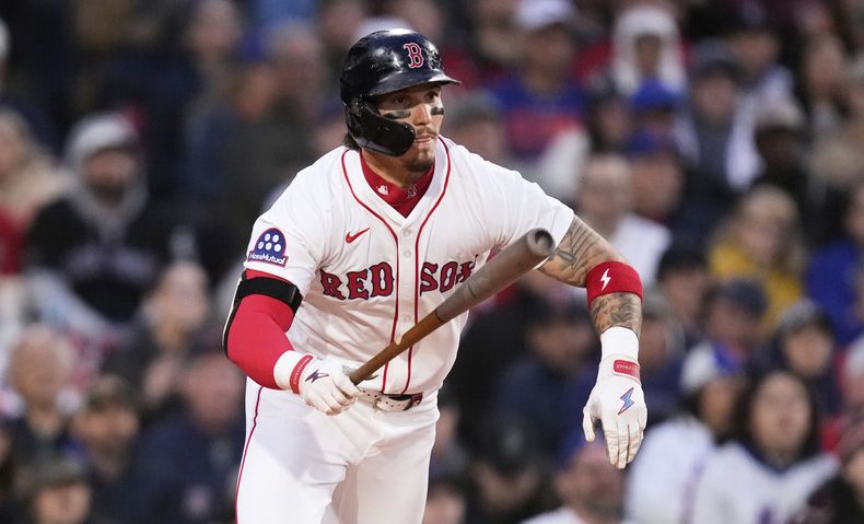 Jarren Duran, jardinero de los Medias Rojas de Boston, observa el vuelo de una línea durante la cuarta entrada del juego de béisbol de Grandes Ligas en contra de los Mets de Nueva York, el lunes 19 de mayo de 2025, en Fenway Park, en Boston. (AP Foto/Charles Krupa)