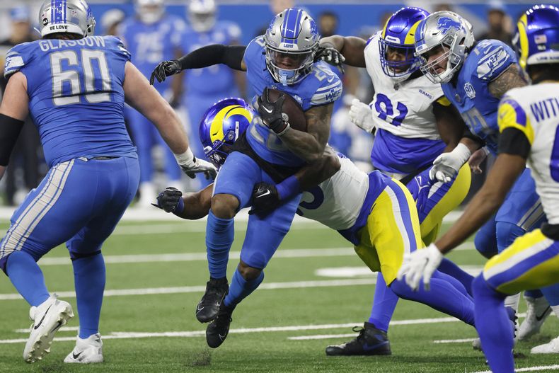 El running back Jahmyr Gibbs (26), de los Lions de Detroit corre durante la primera mitad del juego de la NFL, en la ronda de comodines, en contra de los Rams de Los Ángeles, el domingo 14 de enero de 2024, en Detroit. (AP Foto/Duane Burleson)