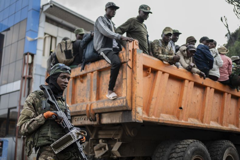 Ex miembros de las Fuerzas Armadas de la República Democrática del Congo y policías que supuestamente se rindieron ante los rebeldes del M23 llegan a Goma, República Democrática del Congo, el 23 de febrero del 2025. (AP foto/Moses Sawasawa)