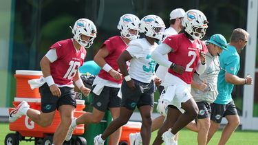 El quarterback Malik Willis (2) de los Dolphins de Miami durante un entrenamiento de pretemporada, el jueves 30 de julio de 2026, en Miami Gardens, Florida. (AP Foto/Lynne Sladky)