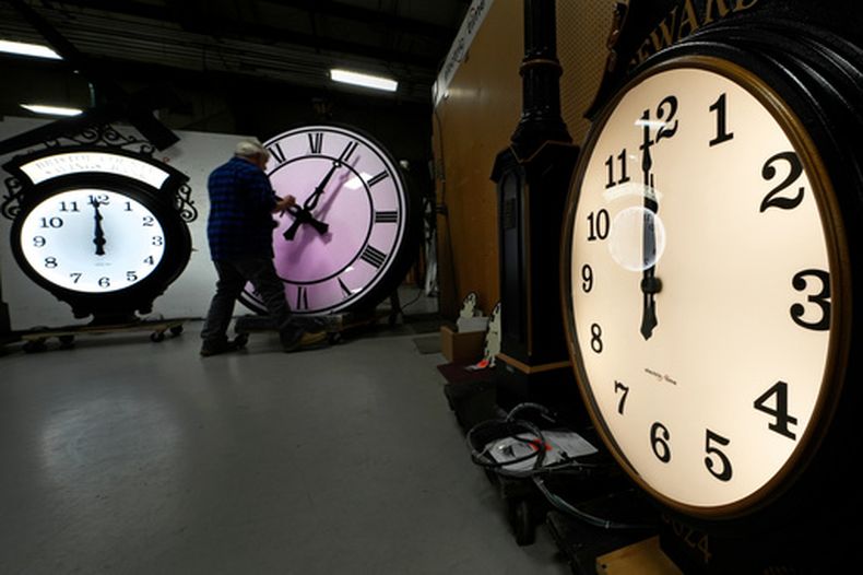 Scott Gow, un fabricante de relojes, ajusta un reloj en la Electric Time Company, en Medfield, Massachusetts, el 30 de octubre del 2024 (AP foto/Charles Krupa)