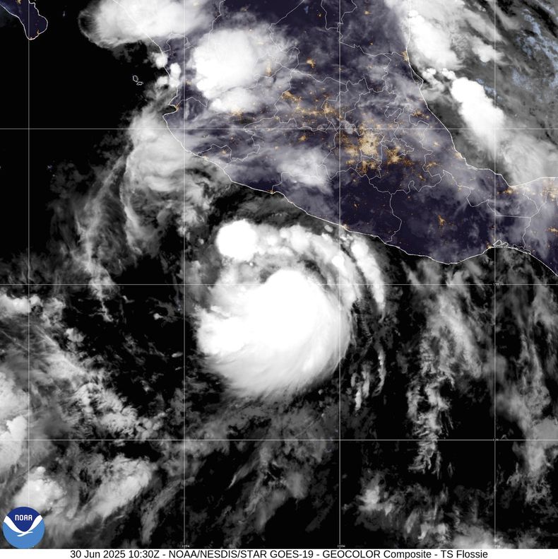 Esta imagen satelital proporcionada por la Oficina Nacional de Administración Oceánica y Atmosférica de EEUU (NOAA) muestra a la tormenta tropical Flossie sobre el océano Pacífico el lunes 30 de junio de 2025. (NOAA vía AP)