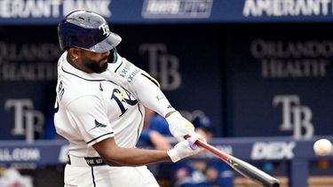 Junior Caminero, de los Rays de Tampa Bay, conecta un jonrón durante la quinta entrada de un partido de béisbol contra los Reales de Kansas City, el jueves 25 de junio de 2026, en St. Petersburg, Florida. (Foto AP/Jason Behnken)
