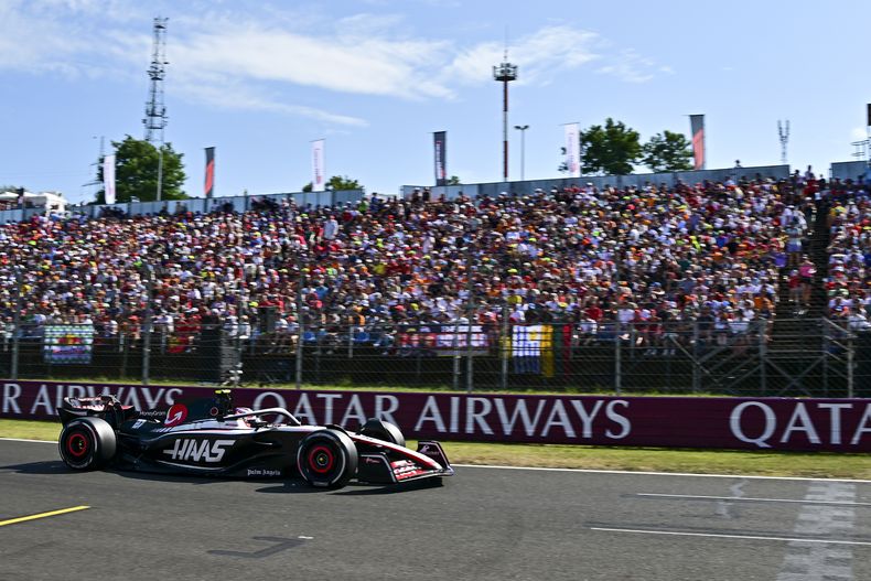 El piloto alemán de Haas Nico Hulkenberg maniobra su monoplaza en la calificación antes del Gran Premio de Hungría en el Hungaroring el sábado 22 de julio del 2023. (Marton Monus/Pool via AP)