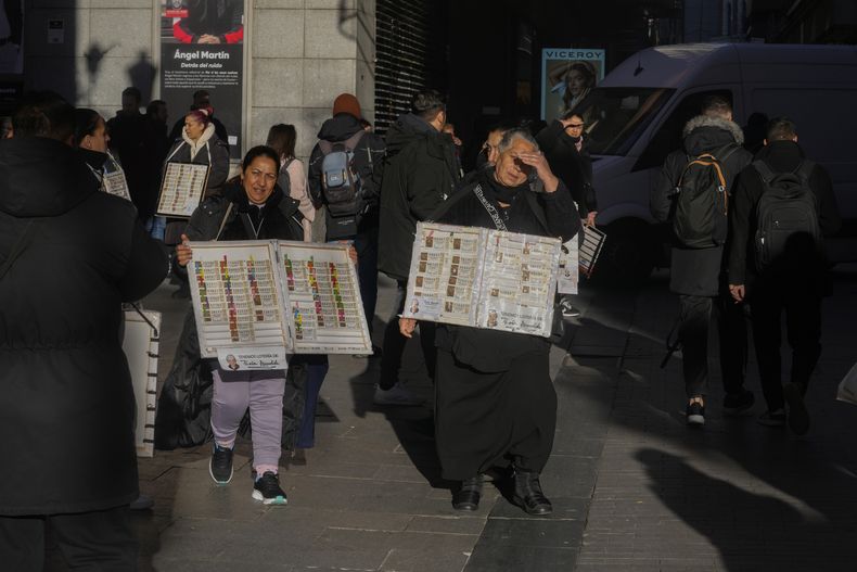 Vendedores de lotería en Madrid, el 21 de diciembre de 2023. (Foto AP/Paul White)