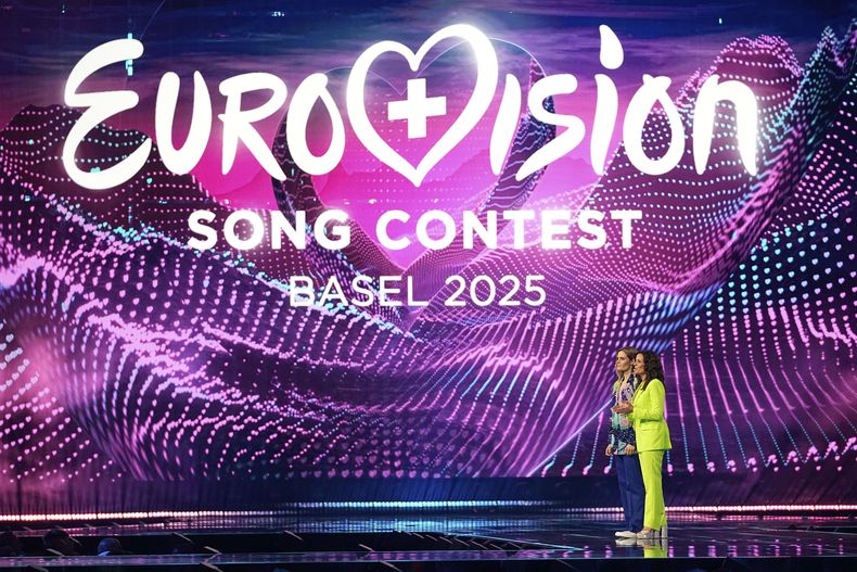 Los conductores Hazel Brugger (izquierda) y Sandra Studer en el escenario durante la primera semifinal de la 69na edición de Eurovisión en Basilea, Suiza, el martes 13 de mayo de 2025. (AP Foto/Martin Meissner)
