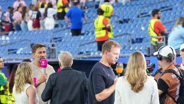 Jurgen Klopp (izquierda) y el seleccionador alemán Julian Nagelsmann brindan entrevistas tras la derrota de Alemania a manos de Paraguay en los 16vos de final del Mundial, el lunes 29 de junio de 2026, en Foxborough, Massachusetts. (AP Foto/Martin Meissner)