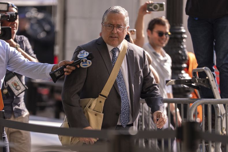 Marc Agnifilo, abogado defensor de Sean Combs, llega a la corte el lunes 30 de junio de 2025, en Nueva York. (Foto AP/Yuki Iwamura)