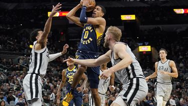 Haliburton y Pacers vencen a Spurs; cortan mala racha