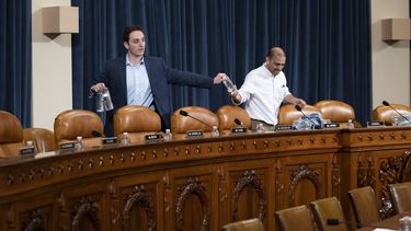 Pese a los riesgos, los demócratas van por juicio político