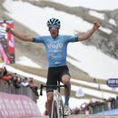 El italiano Davide Bais celebra tras ganar la séptima etapa del Giro de Italia entre Capua y Gran Sasso el viernes 7 de mayo del 2023. (Gian Mattia DAlberto/LaPresse via AP)
