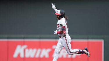 Austin Martin, de los Mellizos de Minnesota, corre las bases después de batear un jonrón solitario durante la tercera entrada del juego de béisbol de Grandes Ligas contra los Orioles de Baltimore, el lunes 10 de agosto de 2026, en Minneapolis. (AP Foto/Abbie Parr)