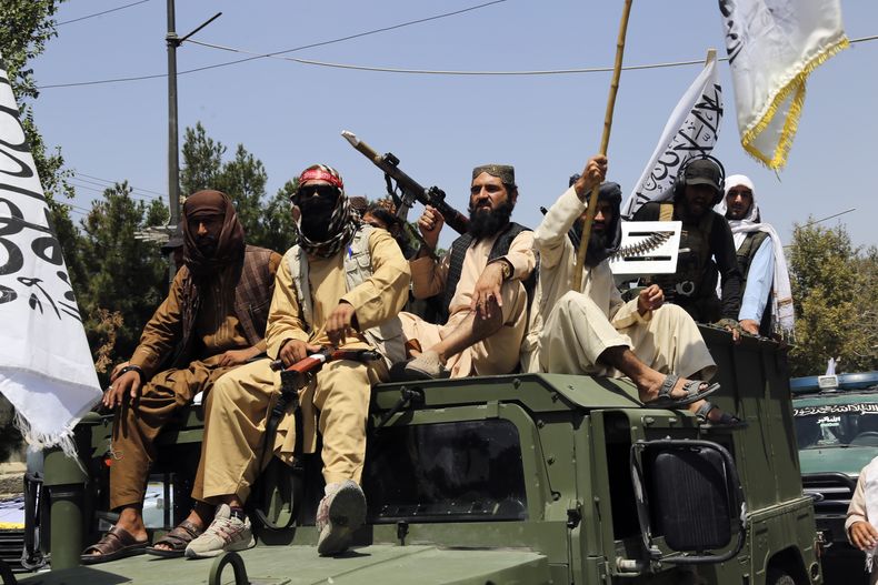 Combatientes talibanes celebran el tercer aniversario de la retirada de fuerzas multinacionales en Kabul, Afganistán, el 14 de agosto del 2024. (AP Foto/Siddiqullah Alizai)