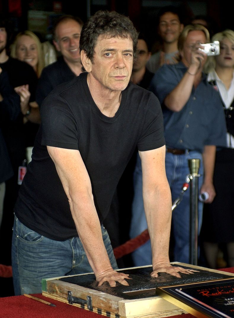 En esta fotograf&iacute;a de archivo del 24 de junio de 2003, la leyenda del rock Lou Reed imprime las huellas de sus manos al ser introducido al llamado Rockwalk de Hollywood, en Los Angeles. Reed muri&oacute; de una enfermedad relacionada con el h&iacut