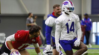 Josh Allen (17), quarterback de los Bills de Buffalo, y el wide receiver Stefon Diggs (14) estiran durante el entrenamiento del equipo en Orchard Park, Nueva York, el miércoles 14 de junio de 2023. (AP Foto/Jeffrey T. Barnes)