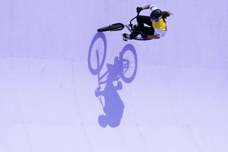 Queen Villegas Serna, de Colombia, compite en la final del ciclismo BMX freestyle categoría park en los Juegos Olímpicos, el miércoles 31 de julio de 2024, en París, Francia. (AP Foto/Frank Franklin II)
