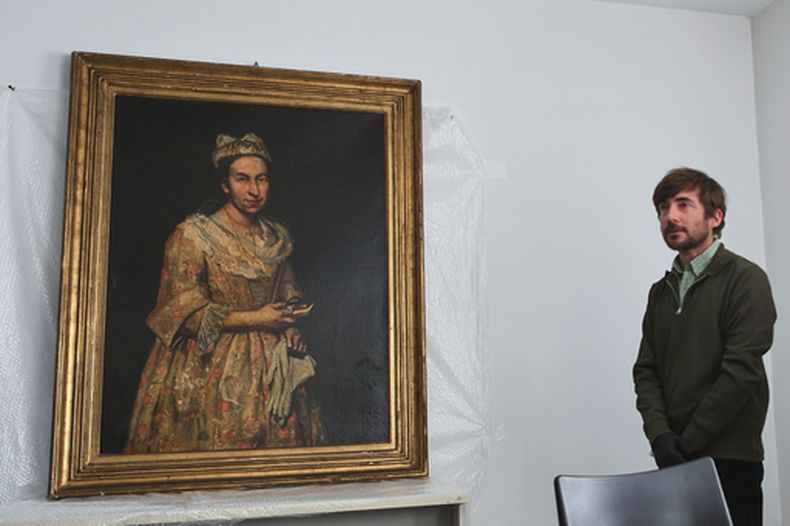 ARCHIVO - El cuadro del siglo XVIII Retrato de una dama, presuntamente robado por un oficial nazi durante la Segunda Guerra Mundial, se exhibe durante una conferencia de prensa en Mar del Plata, Argentina, el 3 de septiembre de 2025. (Foto AP/Christian Heit, Archivo)