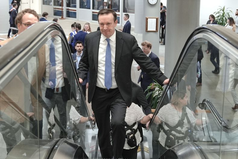 El senador demócrata Chris Murphy sube por una escalera eléctrica en la estación del tren subterráneo en el Senado, el martes 12 de marzo de 2024, en el Capitolio, en Washington. (AP Foto/Mariam Zuhaib)