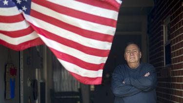Stephen Watson, un infante de Marina jubilado, observa desde el porche de su casa, el lunes 3 de marzo de 2025, en Jesup, Georgia. (Foto/Stephen B. Morton)
