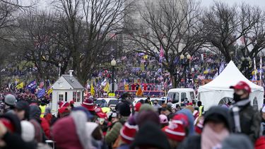 Miles de partidarios de Trump se reúnen para apoyarlo