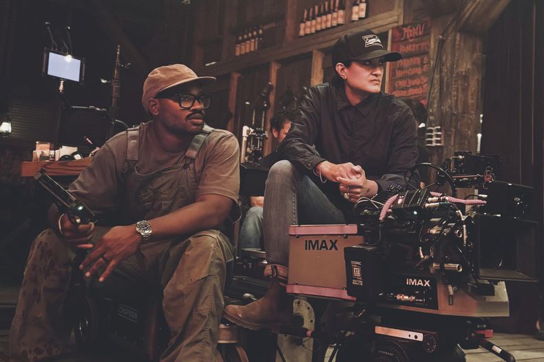 Esta imagen publicada por Warner Bros. Pictures muestra al director, guionista y productor Ryan Coogler, a la izquierda, y a la directora de fotografía Autumn Durald Arkapaw en el set de Sinners. (Eli Adé/Warner Bros. Pictures via AP)