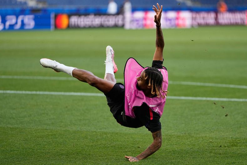 Bradley Barcola del Paris Saint-Germain durante un entrenamiento previo a la Supercopa de la UEFA contra Aston Villa, el martes 11 de agosto de 2026, en Salzburgo, Austria. (AP Foto/Darko Bandic)