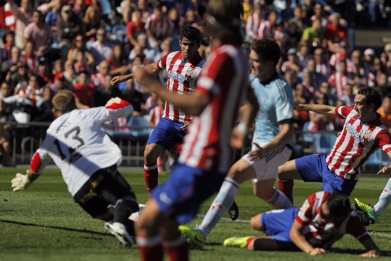 El delantero de Atl&eacute;tico de Madrid Diego Costa, segundo de la izquierda, anota un gol en medio de un amontonamiento contra Celta de Vigo en encuentro de la Liga Espa&ntilde;ola en Madrid el 6 de octubre del 2013 (AP Foto/Andres Kudacki)