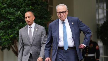 El líder de la minoría en el Senado, el demócrata Chuck Schumer, a la derecha, y el líder demócrata en la Cámara de Representantes, Hakeem Jeffries, se dirigen a hablar con la prensa fuera de la Casa Blanca, el lunes 29 de septiembre de 2025, en Washington. (AP Foto/Evan Vucci)