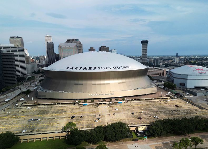 ARCHIVO - Foto del sábado 23 de agosto del 2025, vista aérea del Superdome y el Smoothie King Center en Nueva Orleans tras el juego de pretemporada de los Saints ante Broncos de Denver. (AP Foto/Tyler Kaufman, Archivo)