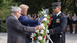 Bill Barnett, a la izquierda, abuelo de Darin Taylor Hoover, y el candidato presidencial republicano, el expresidente Donald Trump, colocan una corona de flores en la Tumba del Soldado Desconocido en honor del sargento Darin Taylor Hoover en el Cementerio Nacional de Arlington, el lunes 26 de agosto de 2024, en Arlington, Virginia (Foto AP/Alex Brandon).