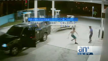 perturbador: el momento en que un modelo fitness mata a batazos a un homeless en miami