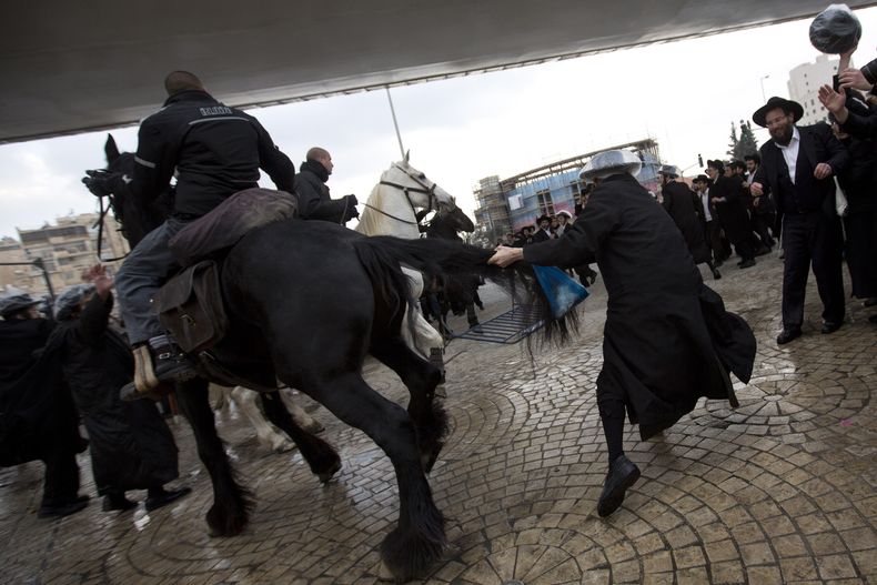 La polic[ia israel[i a caballo dispersa un grupo de jud&iacute;os ultraortodoxos durante una manifestaci&oacute;n en Jerusal&eacute;n el jueves 6 de febrero del 2014. Miles de jud&iacute;os ultraortodoxos bloquearon el jueves varias carreteras israel&iacu