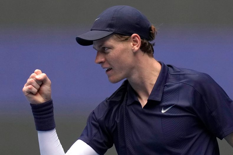 El italiano Jannik Sinner reacciona al superar al estadounidense Learner Tien en la final del Abierto de China el miércoles primero de octubre del 2025. (AP Foto/Mahesh Kumar A.)