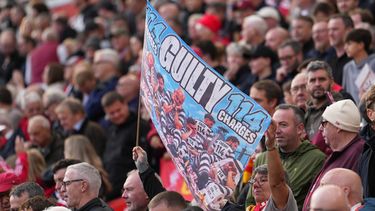 Aficionados del Liverpool sostiene un cartel antes del encuentro ante el Manchester City en la Liga Premier en relación al escándalo de irregularidades financieras el domingo 11 de octubre del 2026. (AP Foto/Jon Super)