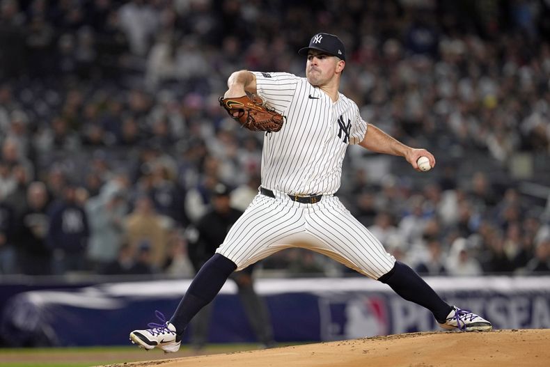 El abridor de los Yankees de Nueva York Carlos Rodón lanza en la primera entrada del primer duelo de la Serie de Campeonato ante los Guardianes de Cleveland el lunes 14 de octubre del 2024. (AP Foto/Godofredo Vásquez)