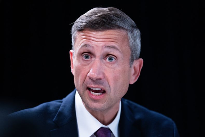 El presidente del Comité Nacional Demócrata Ken Martin durante una entrevista con The Associated Press en la sede del Comité en Washington, el 12 de enero del 2026. (AP foto/Allison Robbert)