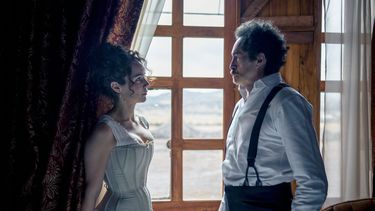 Esta imagen difundida por ViX muestra a Camila Sodi, a la izquierda, y Demian Bichir en una escena de la serie El Dentista. (ViX vía AP)