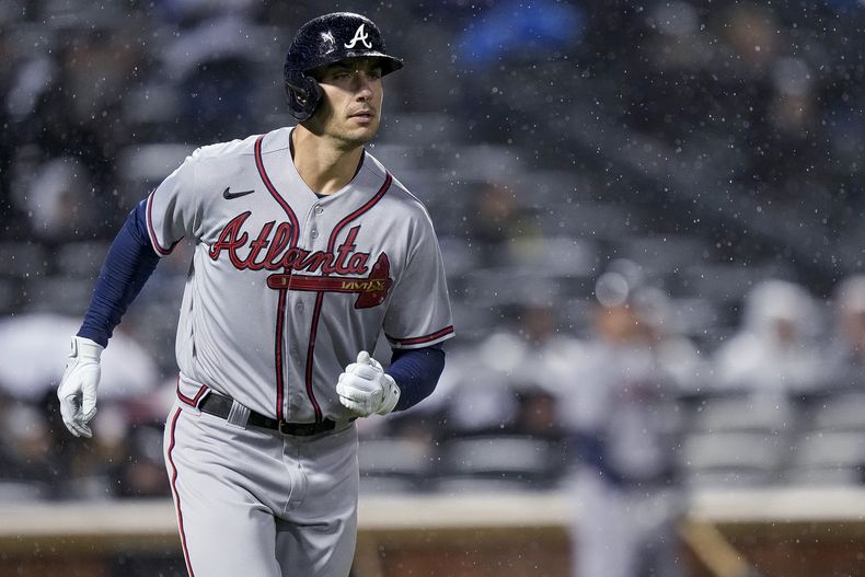 Matt Olson, de los Bravos de Atlanta, recorre las bases tras conectar un jonrón de tres carreras ante los Mets de Nueva York, el viernes 28 de abril de 2023 (AP Foto/Bryan Woolston)