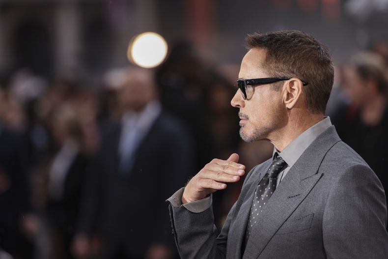 Robert Downey Jr. posa a su llegada al estreno de la película Oppenheimer el jueves 13 de julio de 2023 en Londres. (Vianney Le Caer/Invision/AP)