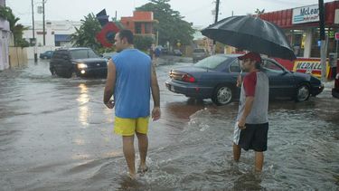 varias zonas de condado y santurce se inundan ante fuertes lluvias