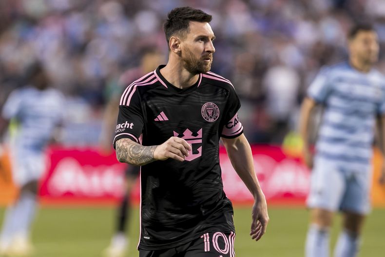 El argentino Lionel Messi, del Inter Miami, disputa el encuentro del sábado 13 de abril de 2024, ante el Sporting Kansas City (AP Foto/Nick Tre. Smith)