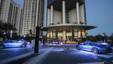 le gusta tanto su auto deportivo de $1.5 millones que lo colgo en su condo en sunny isles beach
