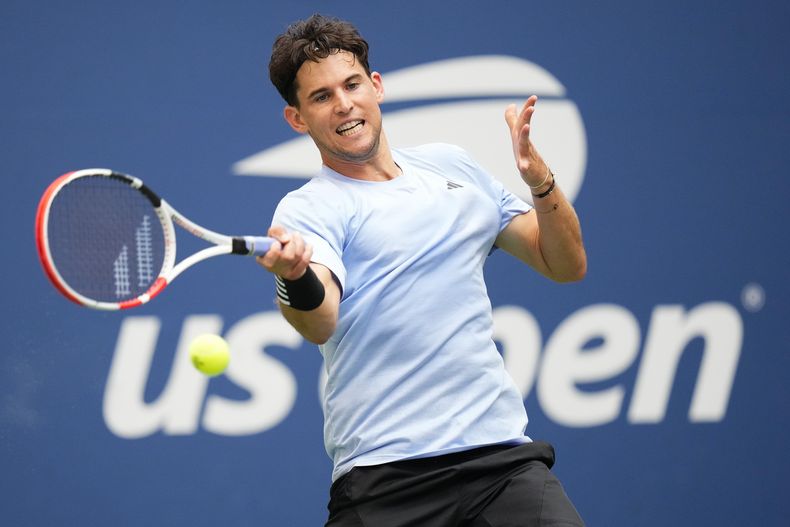 ARCHIVO - Foto del 30 de agosto del 2023, el austriaco Dominic Thiem responde a un tiro del estadounidense Ben Shelton en la segunda ronda del Abierto de Estados Unidos. (AP Foto/Frank Franklin II, File)