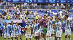 Futbolistas de Argentina celebran el pase a los cuartos de final tras vencer a Ucrania 2-0 por el Grupo B en los Juegos Olímpicos en el estadio de Lyon el martes 30 de julio de 2024, en Decines, Francia. (AP Foto/Laurent Cipriani)